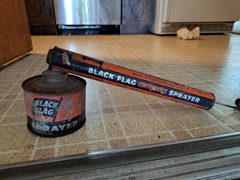 Vintage Black Flag Garden Bug Sprayer - Boyle Midway Inc Chicago Illinois Cover