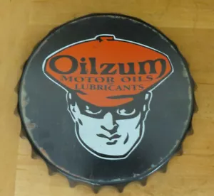 Insegna stile vintage Oilzum Pop tappo bottiglia forma superiore rotonda metallo uomo con cappello arancione - Foto 1 di 8