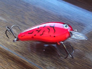 Custom Painted Older Bomber Shallow Flat A Viper Red Craw - Bild 1 von 8