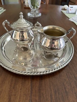 Bandeja de plata y azúcar y crema Foto 1 de 4