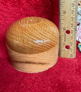 Pequeña caja de roble hecha a mano con tapa en forma de cúpula e parte inferior cubierta de cuero - Imagen 1 de 3