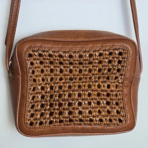 Anthropologie Jackie Umhängetasche aus geflochtenem Kunstleder, verstellbarer Riemen, braun - Bild 1 von 9