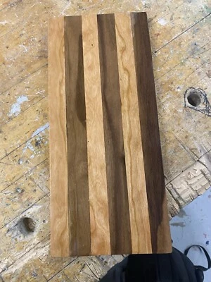 Tabla de cortar de madera aceitada longitud - 15 1/2 altura - 14 1/2 Foto 1 de 4