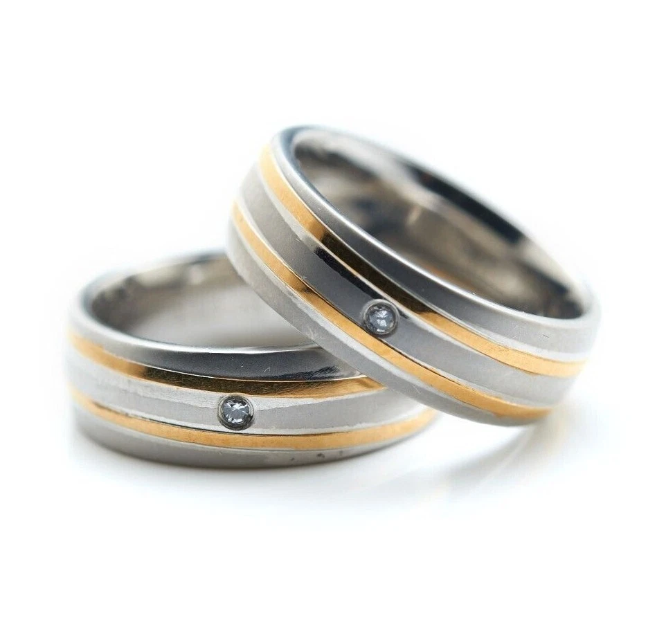 Anillo de banda giratoria de acero inoxidable 316L - Diseño Pokeball circonita cúbica barras doradas dobles Foto 1 de 1