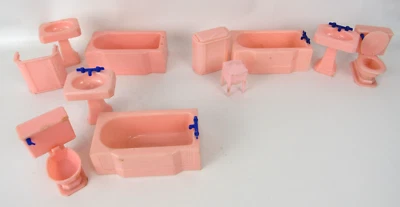 Lote De Colección De 11 Muebles De Baño Casa De Muñecas De Plástico Rosa Renovación Marx y Otros Foto 1 de 4