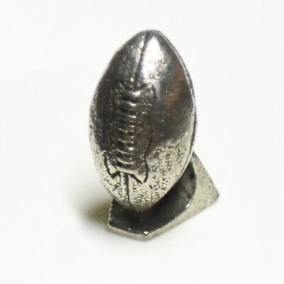 Football on Stand Monopoly Metal Game Token - USAopoly Foto 1 de 3