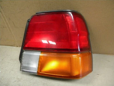 Toyota Tercel 1995 2 puertas montaje de luz trasera de fábrica luz de freno pasajero derecho Foto 1 de 4