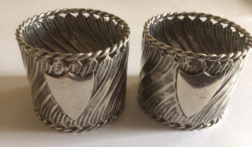 Par de servilletas grandes inglesas de plata esterlina sin monograma  Foto 1 de 4