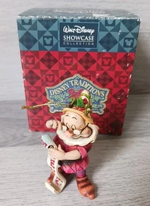 Disney Traditions Doc Christmas Ornament Jim Shore A9040 Showcase Collection - Foto 1 di 13