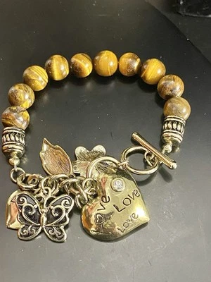 Brazalete con cuentas ojo de tigre 7,5” tono dorado corazón mariposa amor curación Foto 1 de 4