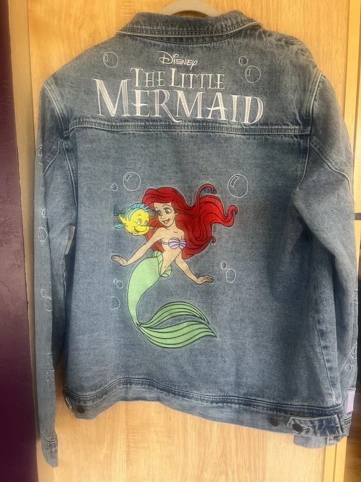 Chaqueta vaquera de mezclilla La Sirenita Cakeworthy 2025 de los parques de Disney talla 2XL Foto 1 de 4