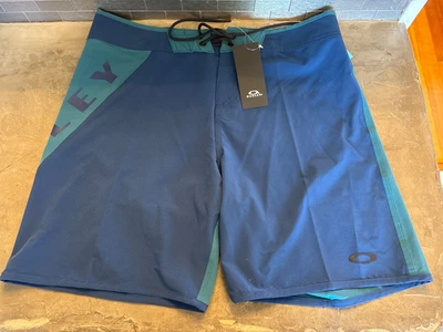 Pantalones Cortos Oakley Para Hombres Bloque Ángulo Flotador 18", Azul Oscuro/Verdelado, Talla 33, Nuevos con Etiquetas Foto 1 de 3