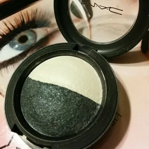 MAC Persona / Screen Vinyl Gunmetal Grey/White Mineralize Eye Shadow Duo - Picture 1 of 3