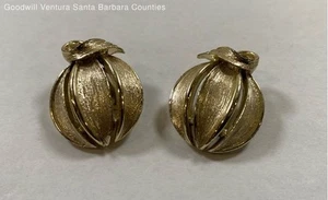 Vintage Lisner Gold-Tone Round Clip-On Earrings - Picture 1 of 6