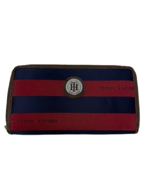 NUEVA Cartera Tommy Hilfiger TH Rayas Grande Cremallera-Azul Marino/Rojo/Marrón Foto 1 de 3