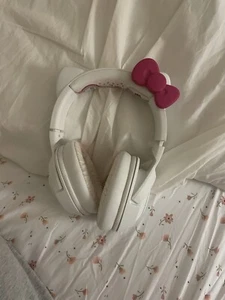 [LIMITED EDITION] BLUETOOTH RAZER X SANRIO HELLO KITTY GAMING HEADSET - Picture 1 of 3