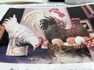Gallo de esculturas suaves Daisy Kingdom y kit de artesanías con serigrafía de 2 pollos - Imagen 1 de 8