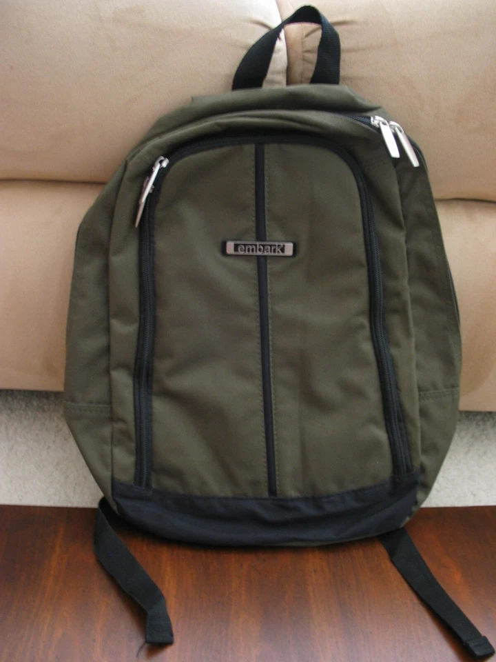 Mochila de viaje informal Embark tamaño pequeño ~15"x10" verde oliva oscuro Foto 1 de 4