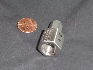 Parker® 1/8 compression X 1/4NPT FEMALE CONNECTOR 316 Stainless Steel 1/4 FNPT - Picture 1 of 3