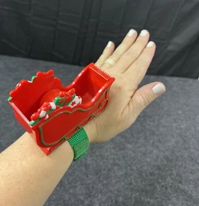 Dispensador de cinta de muñeca trineo navideño vintage Avon soporte de pulsera rojo festivo - Imagen 1 de 8