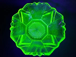Uranium Glass Dessert Bowl Square Arrow Pattern Raised Sides Green Glows Vintage - Picture 1 of 17