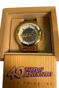 Orologio Disneyland 40 Anni di Avventura Indiana Topolino in Scatola Originale LE NUOVO - Foto 1 di 3