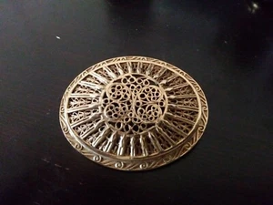 Broche prendedor de malla de filigrana fina ovalado tono dorado art deco vintage - Imagen 1 de 3