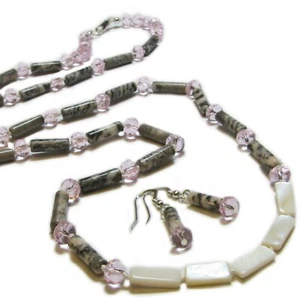 Collar y pendientes de cuentas de jaspe, cáscara y vidrio rosa de SoniaMcD - Imagen 1 de 8