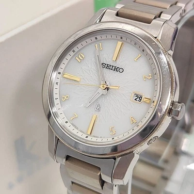 Orologio SEIKO LUKIA SSQV082 radio solare titanio argento oro moda donna - Immagine 1 di 4