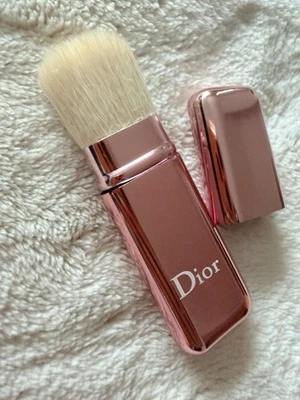 Розовая щетка Dior с металлической обложкой — VIP-подарок от Dior Beauty — стиль Take To Go - Изображение 1 из 4