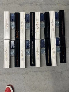 Harry Potter Mystery Zauberstab Patronus Serie 5 Wizarding World Menge 8 gemischte Zauberstäbe - Bild 1 von 8