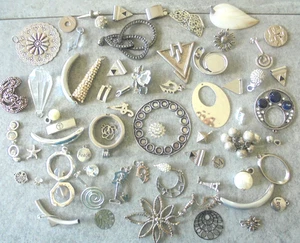 Anhänger Konvolut Schmuck verschiedene überwiegend silberfarbend Nr. 7007 - Bild 1 von 12