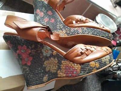 Plataformas de tapiz floral y cuero Dolcis talla 5 inusuales  Foto 1 de 4