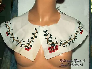 VINTAGE TOLLES WEISS MIT KIRSCHSTICKEREI ALT/NEU AUF LAGER WIE VOLLKRAGEN - Bild 1 von 2