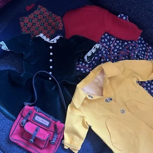 AMERICAN GIRL PLEASANT CO. Molly’s Morgenmantel/Regenmantel/Buchtasche/Pullover/grünes Kleid - Bild 1 von 13