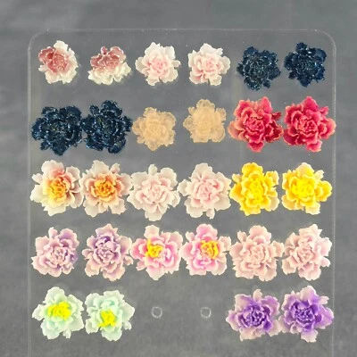 Aretes con flor de peonía con poste de acero inoxidable, respaldo de mariposa y silicona Foto 1 de 2