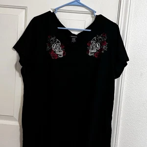 Camiseta negra tórrida con calaveras y rosas bordadas talla 3 3X espeluznante usada en excelente estado - Imagen 1 de 5