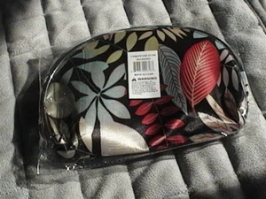 Multi-Color Leaf Pattern Cover Cosmetic Bag.Zip Close.7 1/2" x 5 1/4".Wipe Clean - Picture 1 of 4
