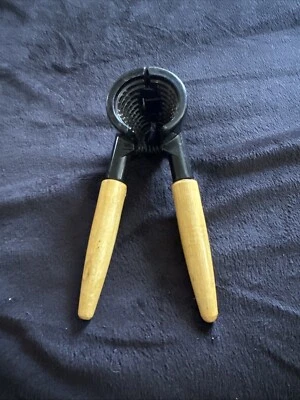 Cascanueces de metal de alta resistencia vintage con asas de madera Foto 1 de 4