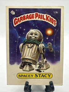 Spacey Stacy 1985 Garbage Pail Kids Serie 1 13B Brillante BACK Gpk Os1 2 ** - Imagen 1 de 2
