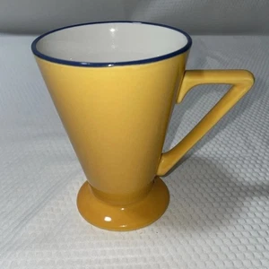 Tazza Churchill in ceramica gialla con bordo blu manico a forma triangolare - Foto 1 di 6