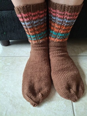 Calcetines 100% lana tejidos a mano, marrón con rayas, talla 10-11 Foto 1 de 3