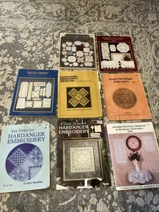 Hardanger Norwegian Embroidery Lot 8 VTG Needlecraft Books Pattern Nordic Needle - Foto 1 di 9