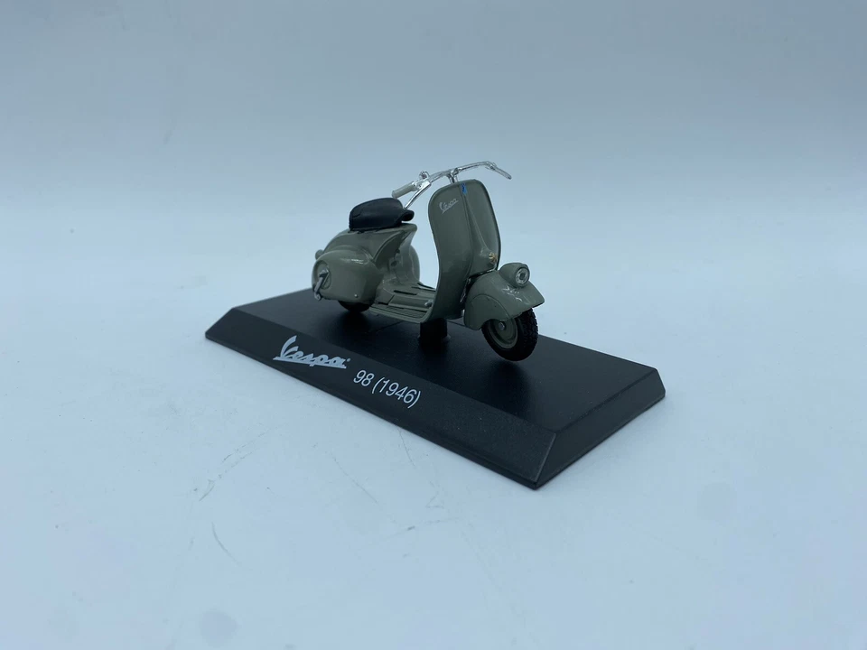 MODELLINO SCOOTER VESPA 98 GRIGIA 1946 - MAISTO - SCALA 1:18 "CON BASETTA" - Immagine 1 di 1