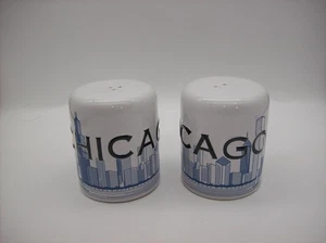 Vintage souvenir Chicago sale e pepe shaker, grattacieli Chicago Skyline - Foto 1 di 11