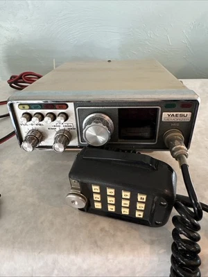 Yaesu VHF FM Transceptor Memorizador FT-227R con Drake 1525 EM Micrófono Radioaficionado Foto 1 de 4