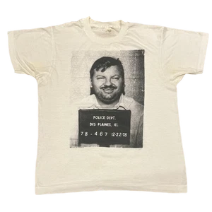 Maglietta Mugshot Vintage Mutilation Graphics "John Wayne Gacy" - Foto 1 di 3