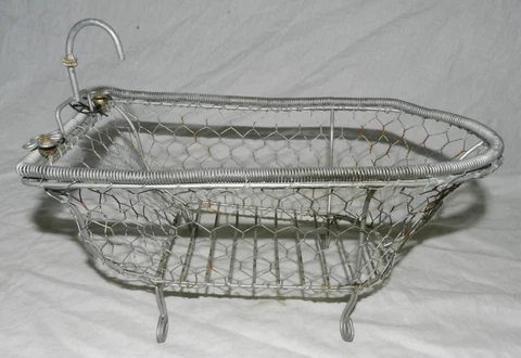 Bath Tub Shaped Wire Basket about 11 1/8" long - 6" wide Cover