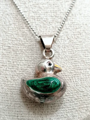 DELIZIOSO CIONDOLO A FORMA DI ANATRA IN ARGENTO STERLING E SMALTI, CON CATENINA. - Immagine 1 di 4
