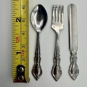 Puppenhaus Silber Silberbesteck Spielzeug Miniatur 2,5" Gabel Löffel Messer Set Lot Taiwan - Bild 1 von 3